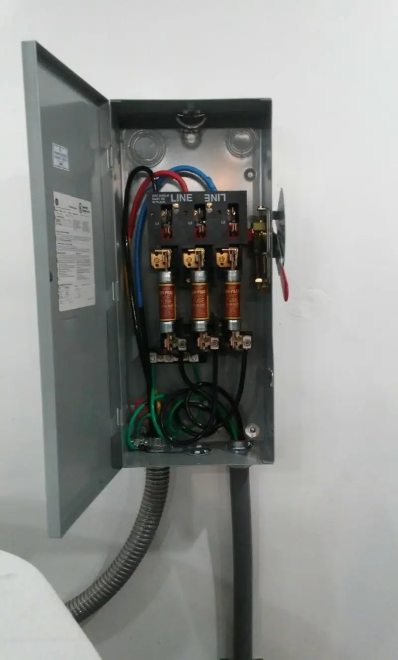 Three-phase disconnect switch installed for Smoke Detector Installation in Tara Hills